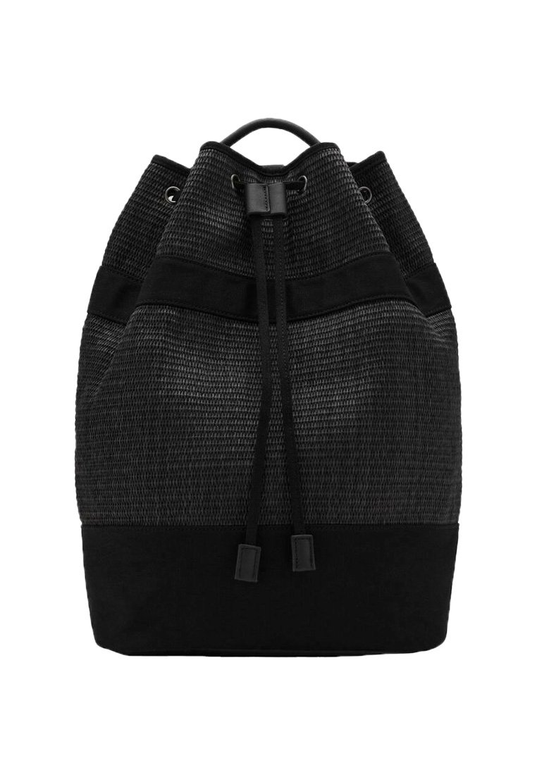 Mochila negra con cordón, que presenta una textura tejida con un panel inferior liso, materiales en contraste y forma cilíndrica.
