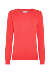Maglione rosso a maglia con maniche lunghe, collo rotondo e un piccolo logo sul petto. Il materiale appare morbido con una texture liscia.