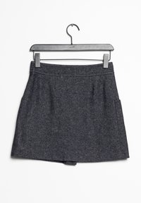 Jupe grise texturée avec une silhouette droite, dotée d'une taille et d'une poche latérale, présentée sur un cintre noir sur fond blanc.