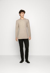 Farah BIRCHALL CREW - Camisola - straw beige