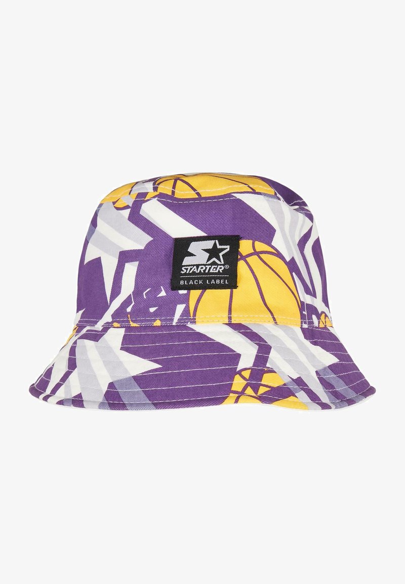 Ljubičasti šešir s širokim rubom s geometrijskim uzorcima u žutoj i bijeloj boji. Izrađen od tkanine s crnom oznakom "Starter Black Label" sa strane.