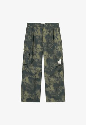 Pantaloni cargo verzi și verde închis cu model în formă de nori, având buzunare laterale, închidere cu nasturi și un patch cu logo pe picior.