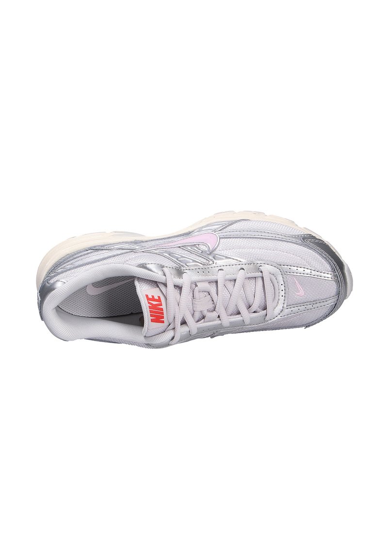 Zapatillas Nike con parte superior de malla gris claro, acentos metálicos plateados, logo rosa y una suela blanca gruesa con un acabado texturizado.