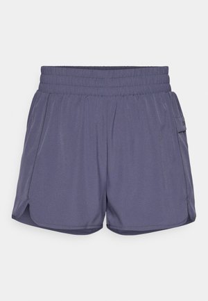 Pantalones cortos deportivos modernos en un color morado atenuado, con una cinturilla elástica, bolsillos laterales y una tela suave y texturizada.