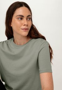 hessnatur T-shirt basic - seegras