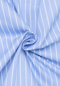Tessuto azzurro chiaro con strisce diagonali. Il materiale è liscio con una sottile texture e presenta strisce bianche di larghezze variabili.