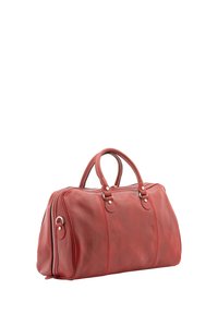 Sac de voyage en cuir rouge avec deux poignées arrondies, quincaillerie en métal, fermeture éclair et détails de couture verticale. Texture lisse, forme rectangulaire.