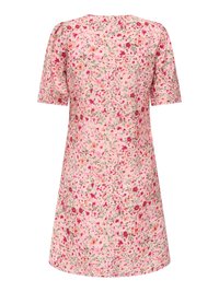 Vestido de manga corta, largo hasta la rodilla, con base rosa y un patrón denso de pequeñas flores rojas, naranjas y verdes por toda la prenda.