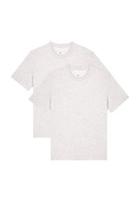 Deux t-shirts à manches courtes en gris clair, fabriqués en mélange de coton doux, dotés d'un col rond classique et d'une texture lisse.