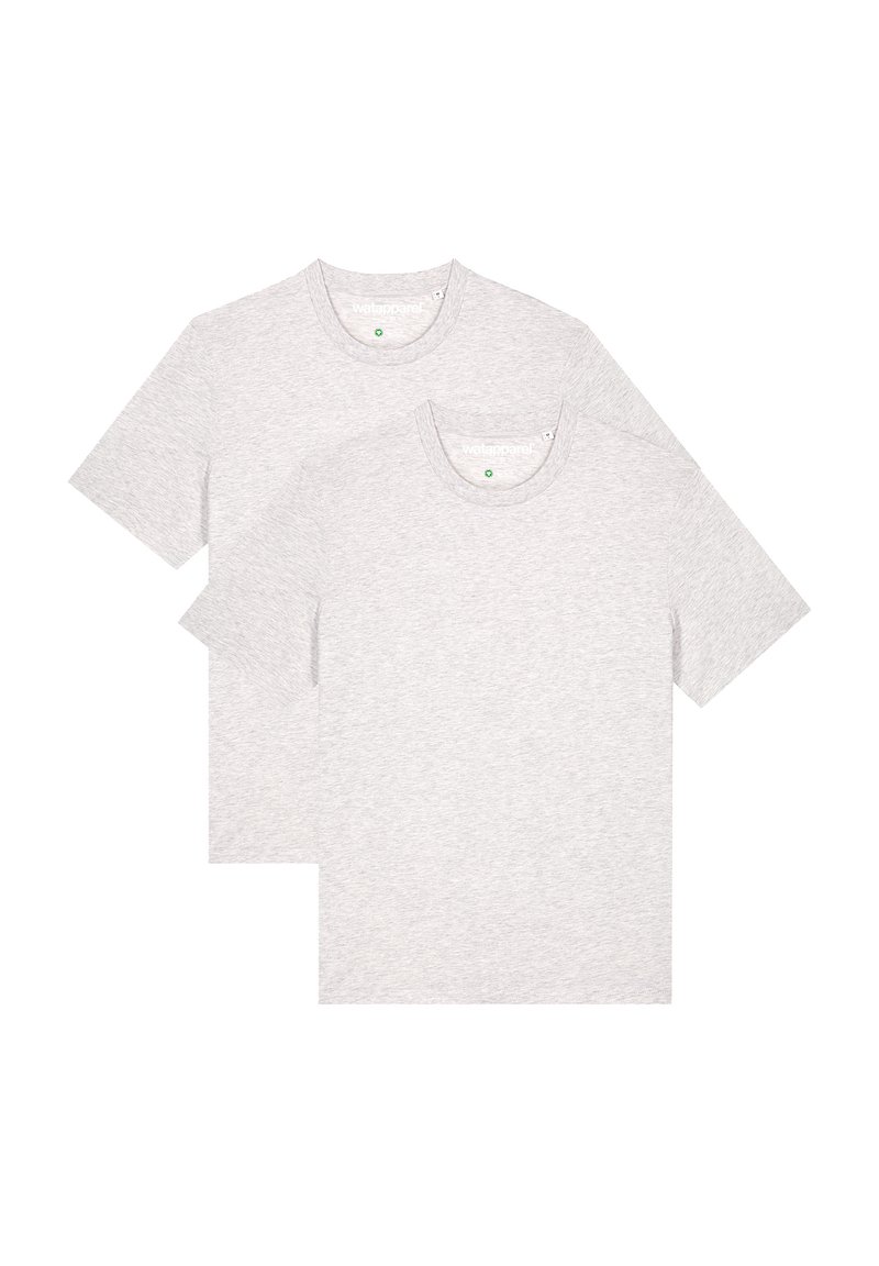 Deux t-shirts à manches courtes en gris clair, fabriqués en mélange de coton doux, dotés d'un col rond classique et d'une texture lisse.