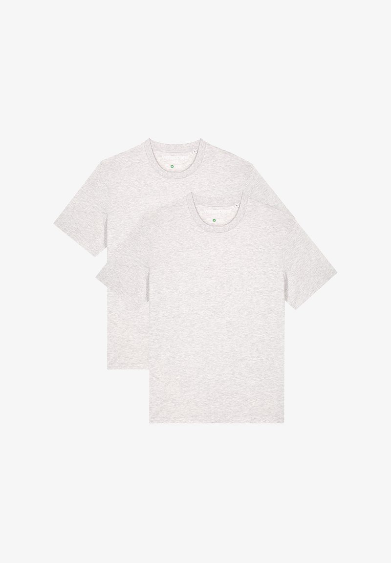 Deux t-shirts à manches courtes en gris clair, fabriqués en mélange de coton doux, dotés d'un col rond classique et d'une texture lisse.