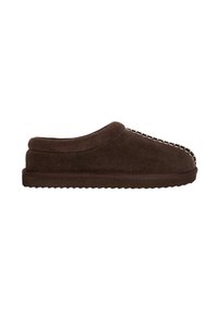 Pantofola in suede marrone con punta rotonda, collo imbottito e dettaglio di cucitura a contrasto lungo il bordo; suola strutturata per una buona aderenza.
