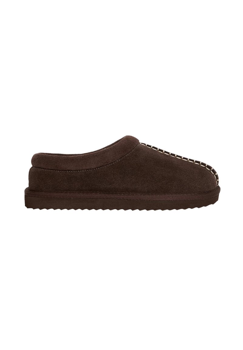 Pantofola in suede marrone con punta rotonda, collo imbottito e dettaglio di cucitura a contrasto lungo il bordo; suola strutturata per una buona aderenza.