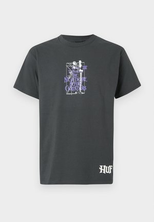 T-shirt cinza carvão com um gráfico roxo e branco de "O Estranho Mundo de Jack" e uma figura de esqueleto no centro, texto "HUF" na barra.