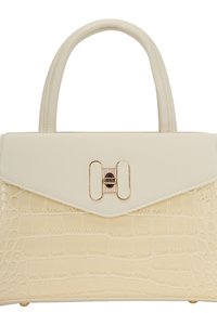 Krokodillepræget beige håndtaske med en struktureret form, flødefarvet klaplukning, guldfarvede detaljer og to korte håndtag til bæreevne.