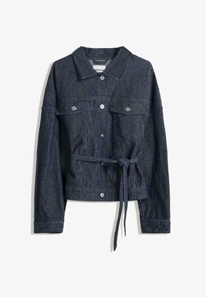 Farmerdzseki övvel a deréknál, sötétkék színű, függőleges csíkokkal, gombos záródással és két mellzsebbel. Hosszú ujjú, mandzsettás részletekkel.