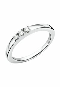 Anello in oro bianco con tre diamanti rotondi incastonati in una elegante fascia lucida dal profilo morbido e curvo.