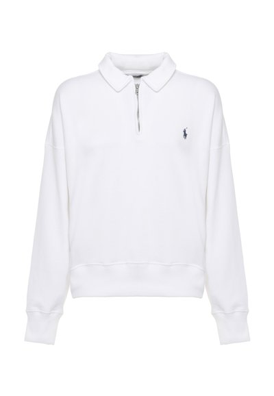 Pullover bianco a manica lunga con collo e cerniera corta frontale, con piccolo logo scuro sul petto a sinistra.