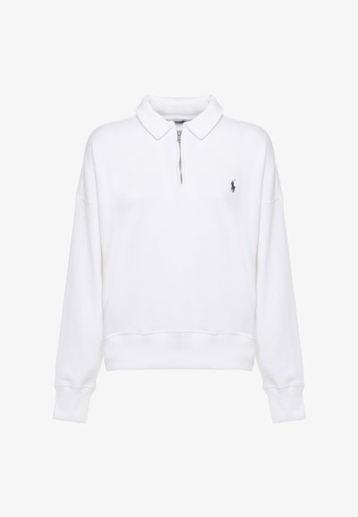 Pullover bianco a manica lunga con collo e cerniera corta frontale, con piccolo logo scuro sul petto a sinistra.