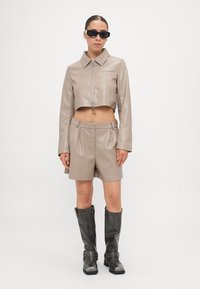 ONLY Petite ONLSARAMY JACKET - Veste en similicuir - fungi
