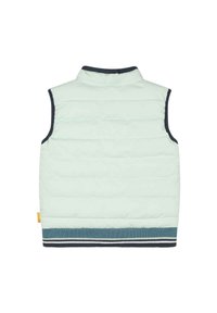 Gilet puffo verde chiaro con un alto colletto, accenti blu navy, texture trapuntata e orlo a costine con strisce blu e bianche.