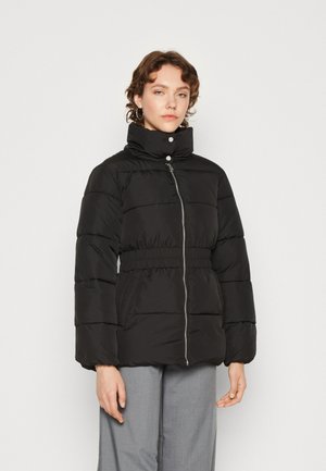 Veste doudoune noire avec col haut, fermeture éclair, taille élastiquée et panneaux cousus pour la texture. Dispose de poches latérales.