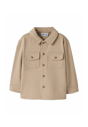 Veste beige à boutons avec deux poches avant à rabat et manches longues, en tissu texturé et col classique.