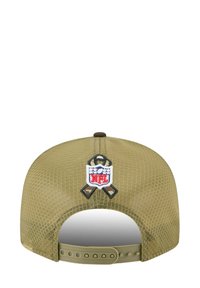 Olivgrüne Snapback-Cap mit Mesh-Design, NFL-Logo-Patch und verstellbarem Kunststoffriemen. Der Stoff ist atmungsaktiv und leicht.