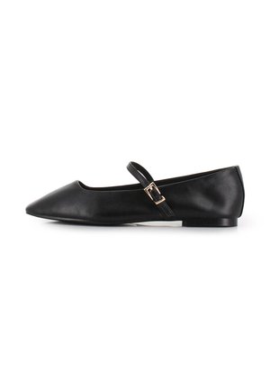 Zapato plano de cuero negro con punta afilada, correa ajustable con hebilla y diseño minimalista. Textura suave y tacón bajo para mayor comodidad.