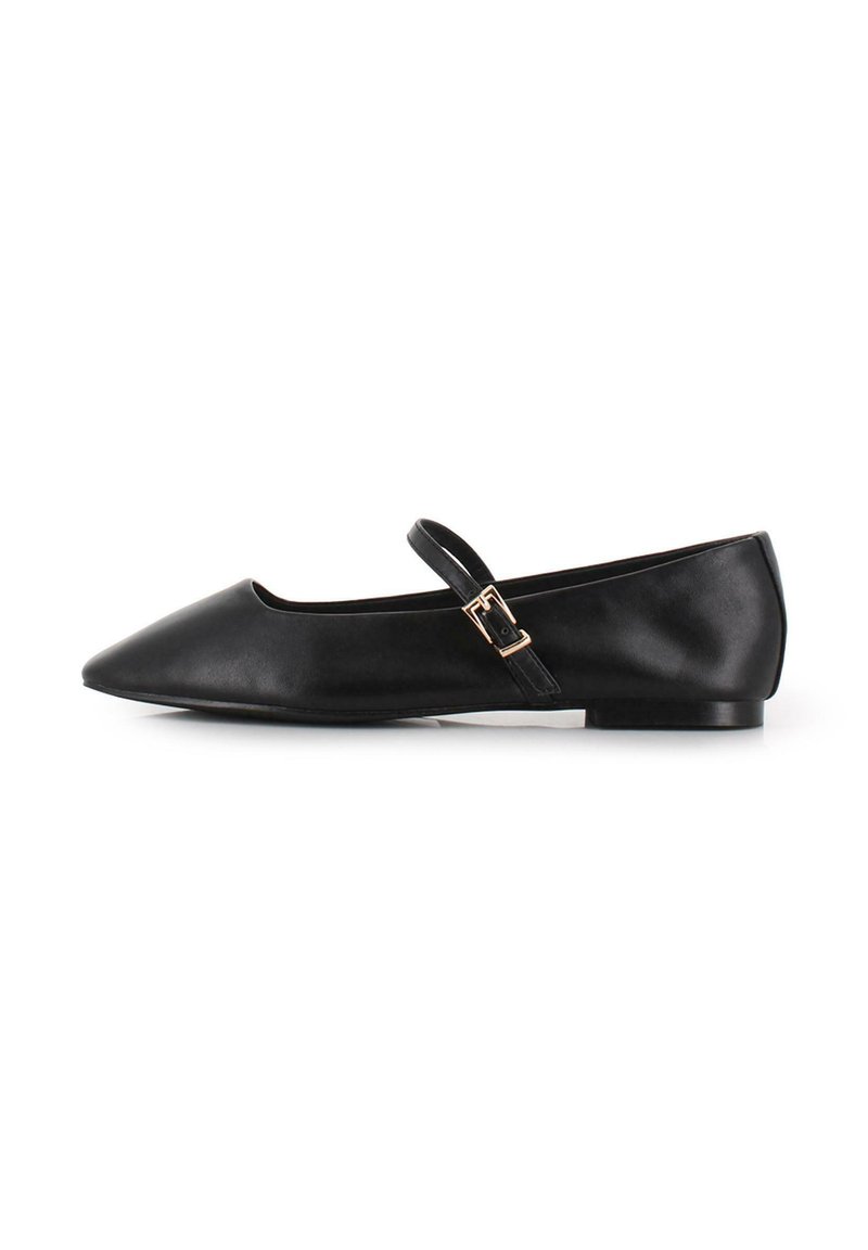 Zapato plano de cuero negro con punta afilada, correa ajustable con hebilla y diseño minimalista. Textura suave y tacón bajo para mayor comodidad.