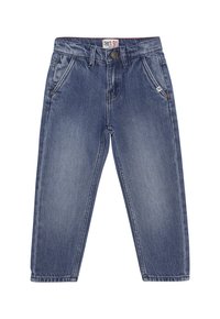 Niebieskie dżinsowe spodnie dziecięce z przednimi kieszeniami, szlufkami na pasek, zapięciem na guzik oraz białą metką marki na pasku.