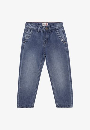 Jeans per bambini in denim blu con tasche frontali, passanti per cintura, chiusura a bottone e un'etichetta bianca del marchio sulla vita.