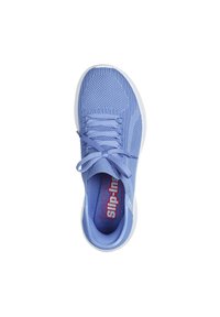 Zapatilla deportiva de color azul claro con parte superior de malla, suela blanca y cordones. Presenta la marca "Slip-In" en la plantilla en rojo. Textura suave.