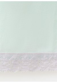 Tissu bleu clair avec une bordure de dentelle florale blanche le long du bord inférieur, montrant un motif délicat et complexe.