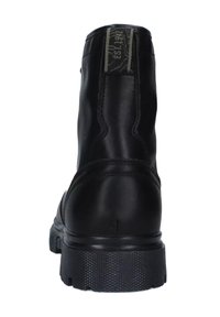 Stivaletto in pelle nera con suola in gomma testurizzata, tacco curvo e dettagli cuciti. Presenta l'etichetta "EST. 1941" sul retro.