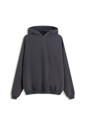 Felpa con cappuccio grigio scuro realizzata in tessuto morbido. Presenta un cappuccio con borchie argentate lungo il bordo e polsini e orlo a coste. Design semplice e pulito.