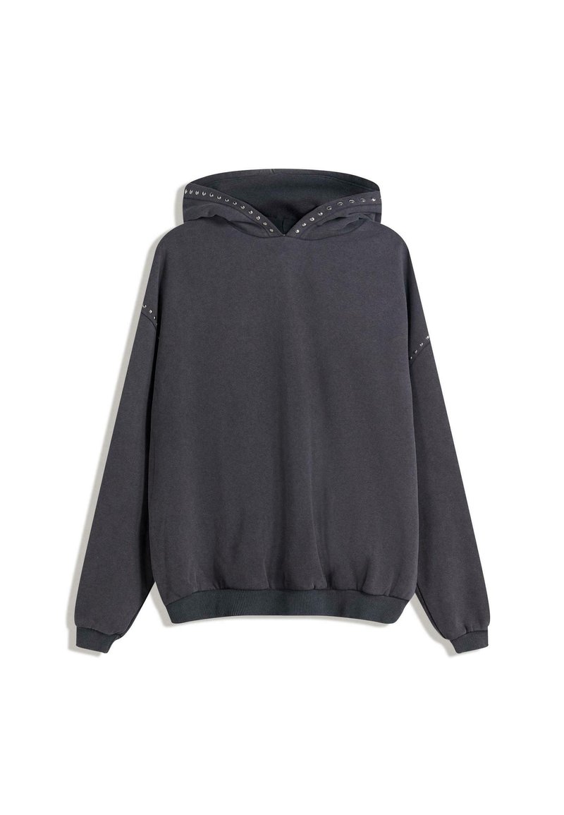 Haut à capuche noir en tissu doux. Doté d'une capuche avec des clous en argent le long du bord et des poignets et un ourlet côtelés. Design simple et épuré.