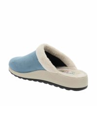 Ciabatta azzurra chiara con bordo in morbido pile crema, superficie testurizzata e suola a zeppa bianca con fondo in gomma nera per una buona aderenza.