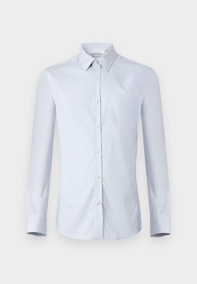 Camicia button-up azzurro chiaro con colletto strutturato e maniche lunghe, caratterizzata da un sottile motivo a griglia e bottoni bianchi lungo la parte anteriore.