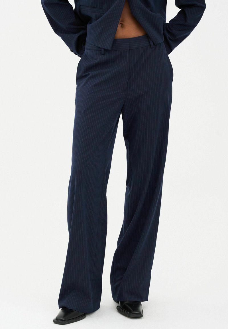 Navy blauwe pinstriped broeken met een rechte snit, gemaakt van een gladde stof, met een middelhoge taille en voorkeurszakken.