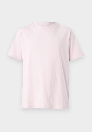 Gaiši rozā īsu piedurkņu T-krekls, izgatavots no kokvilnas. Tam ir apaļa kakla izgriezums un neliels balts logotips kreisajā krūtī. Gluda tekstūra.