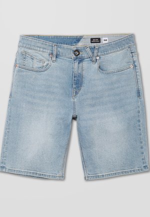 Hellblaue Jeansshorts mit geradem Schnitt, fünf Taschen und Knopfverschluss. Der Stoff hat eine weiche Textur mit subtilen Auswaschungen.