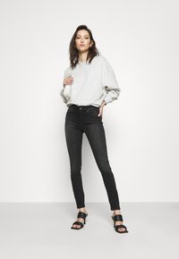 ONLY ONLBLUSH MID - Calças de ganga de corte skinny - black denim
