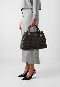Guess EVELUNE GIRLFRIEND SATCHEL - Geantă de mână - mocha