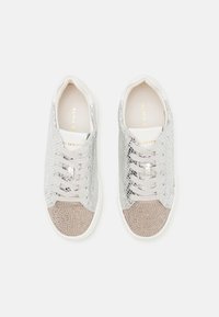 Srebrne trampki z teksturowaną cholewką przypominającą skórę węża, gładkim jasnoszarym noskiem i płaskimi sznurowadłami. Delikatne mieniące się akcenty i biała podeszwa.