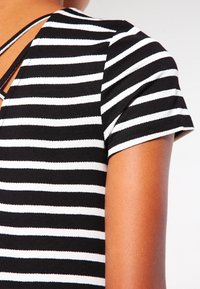 ONLY ONLBERA BACK LACE UP DRESS - Vestido de malha - black/cloud dancer