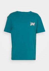 Camiseta de algodón teal con cuello redondo, mangas cortas y un pequeño logotipo "TOMMY JEANS" bordado en el lado izquierdo del pecho.