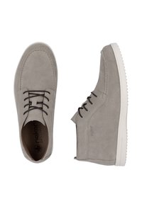 Scarpe scamosciate grigie con una superficie liscia, dotate di punte arrotondate, lacci marroni e una suola in gomma bianca. Il design prevede un'altezza bassa alla caviglia.