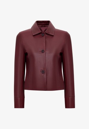 Chaqueta de cuero burdeos con cuello, cierre frontal de tres botones y mangas largas. Diseño elegante con textura suave y ajuste entallado.