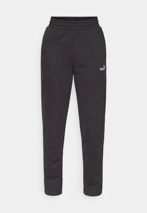 Zwarte joggingbroek van zacht materiaal, met een elastische tailleband, taps toelopende pijpen en een klein wit Puma-logo op de linker bovenbeen.